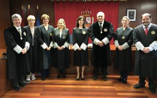 La nueva magistrada con la Sala de Gobierno del TSJ de Navarra